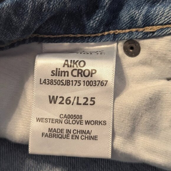 Silver Aiko Slim Crop Light Wash Size W26/L25 Distressed Jeans Color: Indigo - Picture 10 of 13